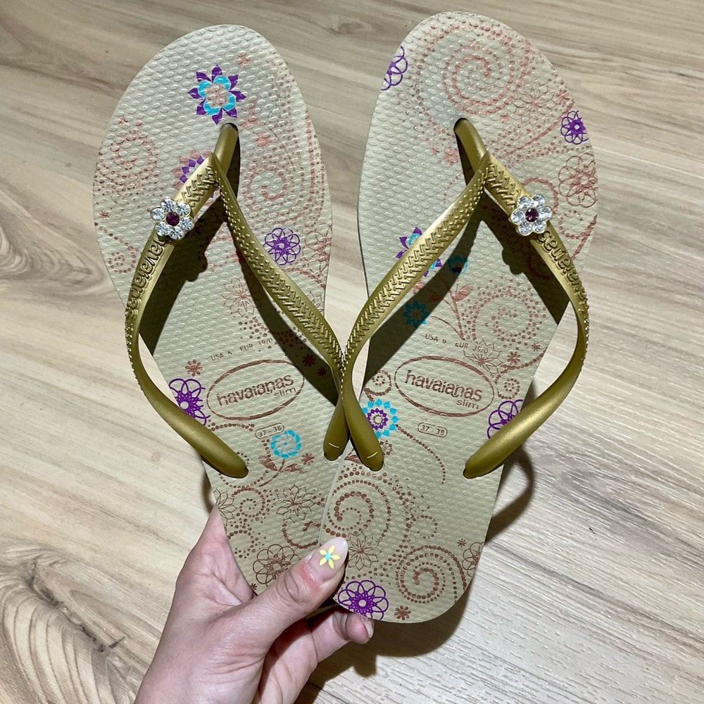 Gold Havaianas sandals with jewel flower